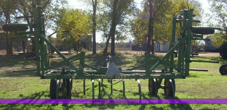 image for item 4164 John Deere 1600 24' chisel