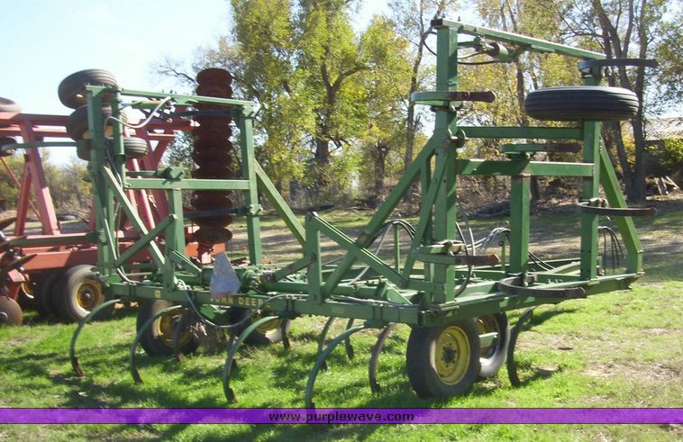 image for item 4164 John Deere 1600 24' chisel