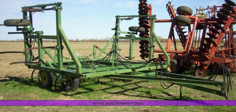 image for item 4164 John Deere 1600 24' chisel