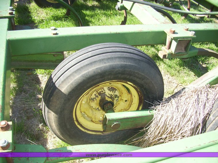 image for item 4164 John Deere 1600 24' chisel