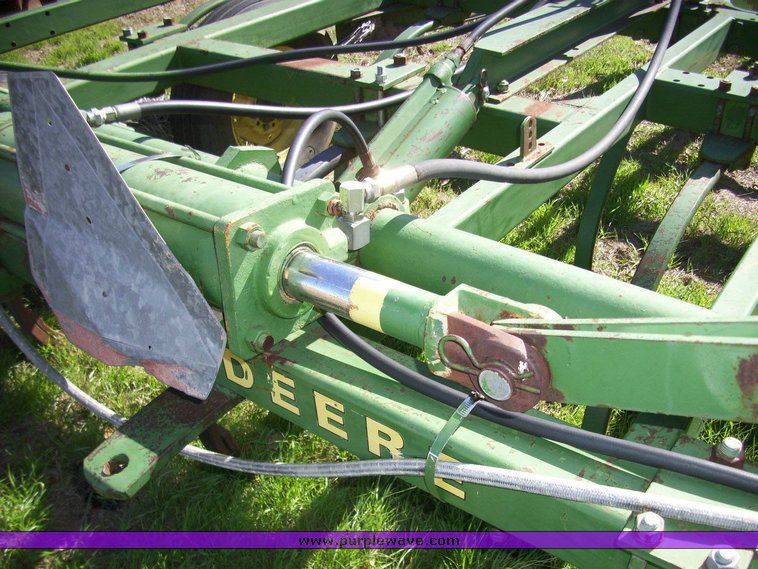 image for item 4164 John Deere 1600 24' chisel