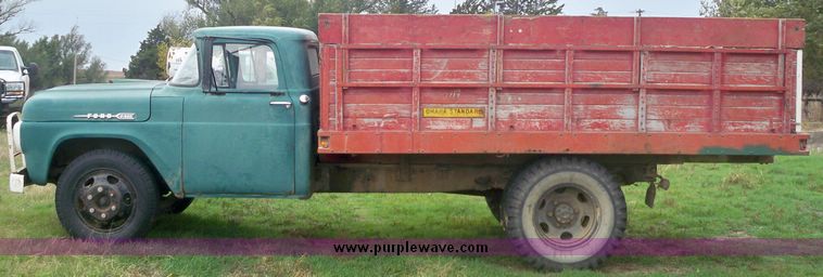 image for item 4270 1960 Ford F-600 wheat truck