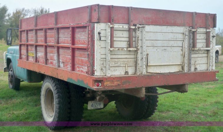 image for item 4270 1960 Ford F-600 wheat truck