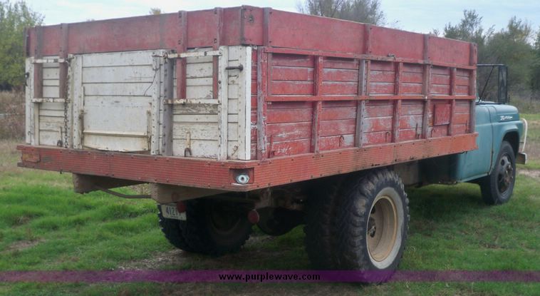 image for item 4270 1960 Ford F-600 wheat truck