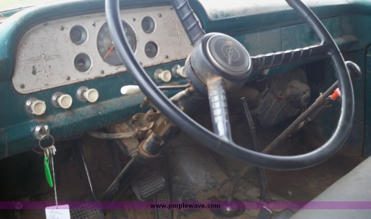 image for item 4270 1960 Ford F-600 wheat truck