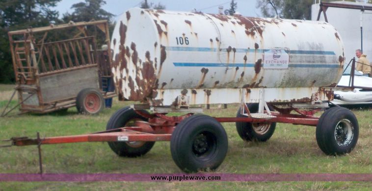 image for item 4271 1,000 gallon four wheel water trailer