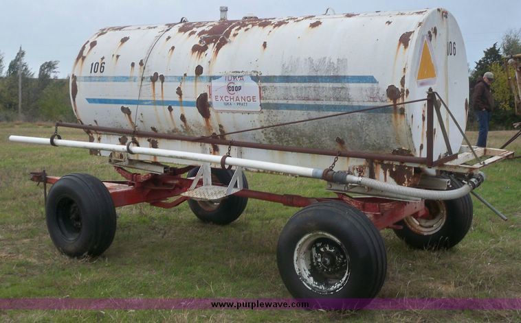 image for item 4271 1,000 gallon four wheel water trailer