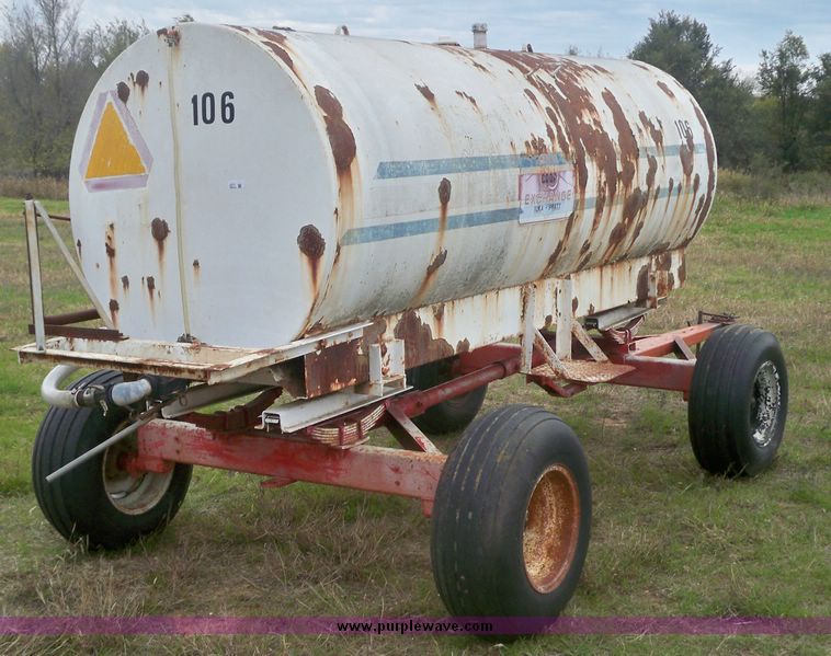 image for item 4271 1,000 gallon four wheel water trailer