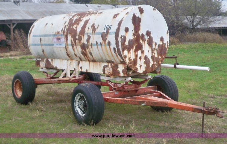 image for item 4271 1,000 gallon four wheel water trailer