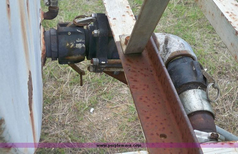 image for item 4271 1,000 gallon four wheel water trailer