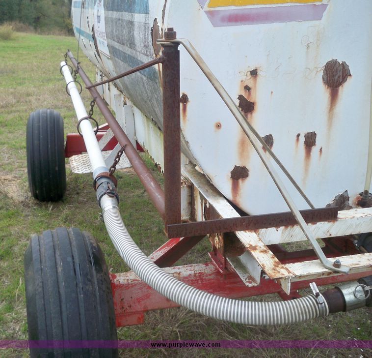 image for item 4271 1,000 gallon four wheel water trailer