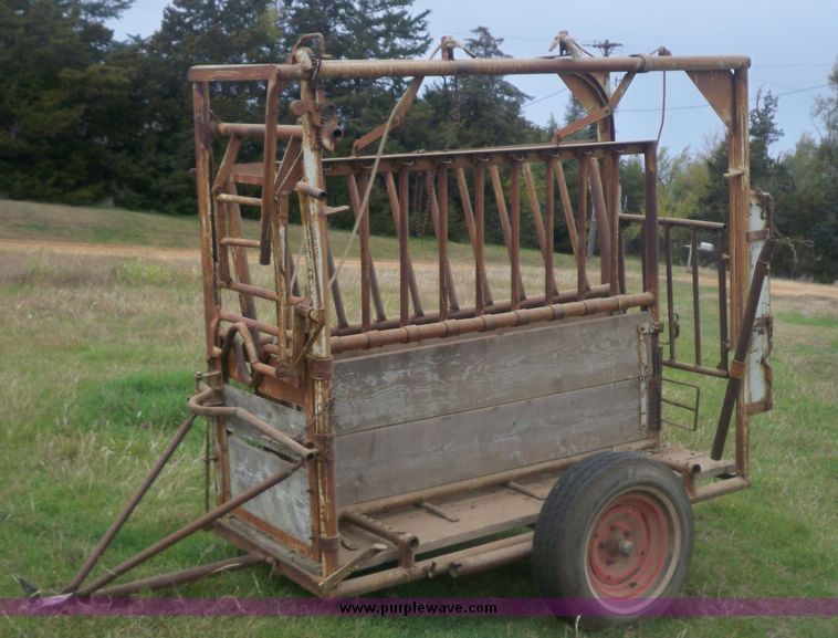 image for item 4272 WW portable cattle squeeze shoot