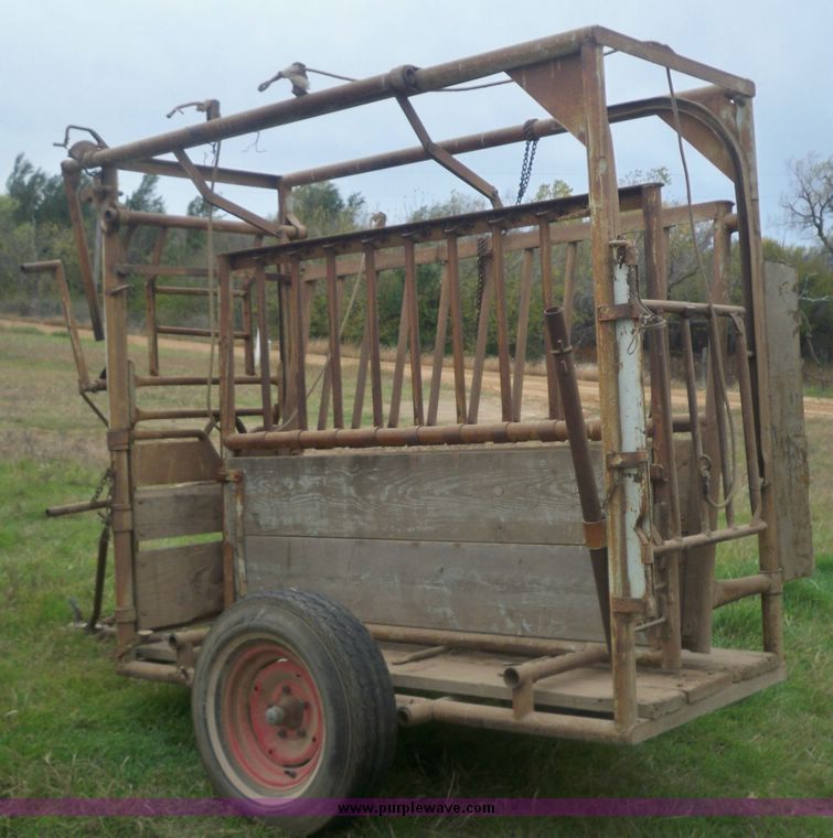 image for item 4272 WW portable cattle squeeze shoot