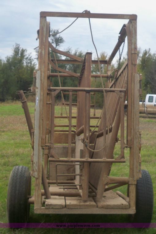 image for item 4272 WW portable cattle squeeze shoot