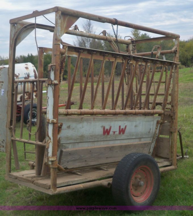image for item 4272 WW portable cattle squeeze shoot