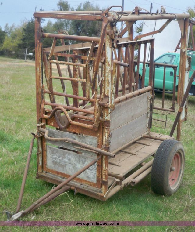 image for item 4272 WW portable cattle squeeze shoot