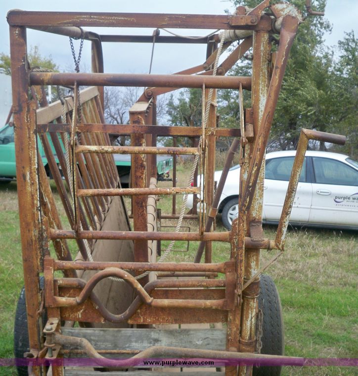 image for item 4272 WW portable cattle squeeze shoot