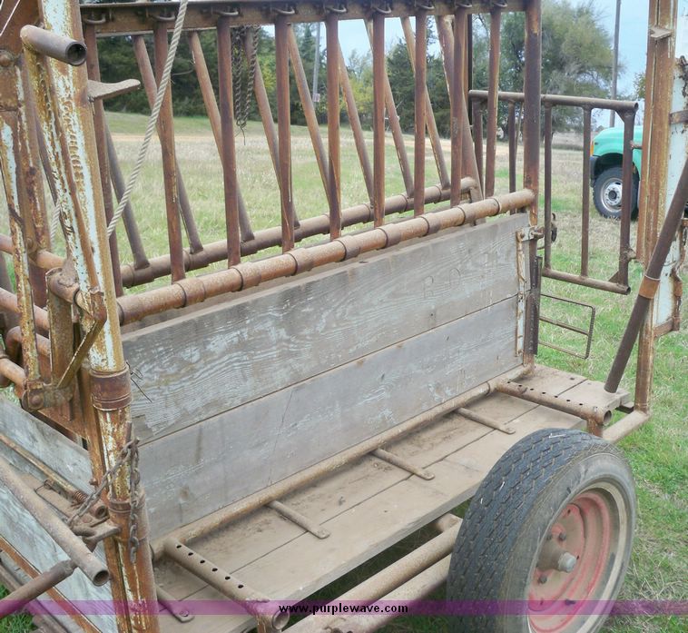 image for item 4272 WW portable cattle squeeze shoot