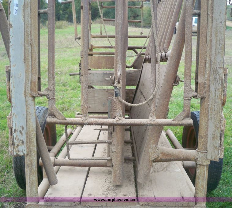 image for item 4272 WW portable cattle squeeze shoot