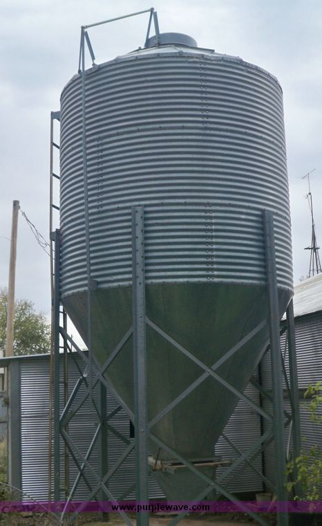 image for item 4279 600 bushel upright grain bin