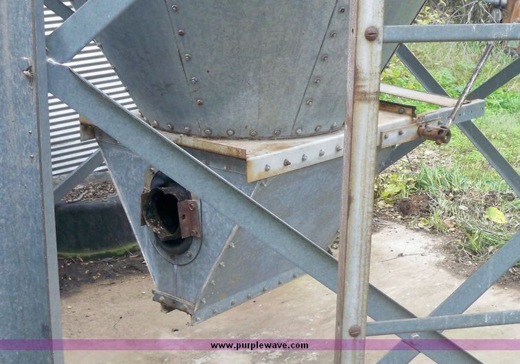 image for item 4279 600 bushel upright grain bin