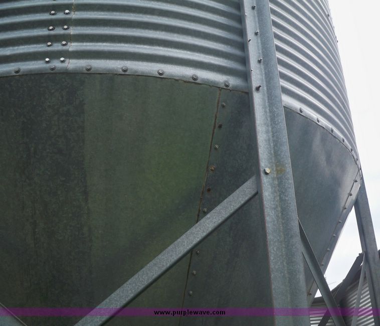 image for item 4279 600 bushel upright grain bin
