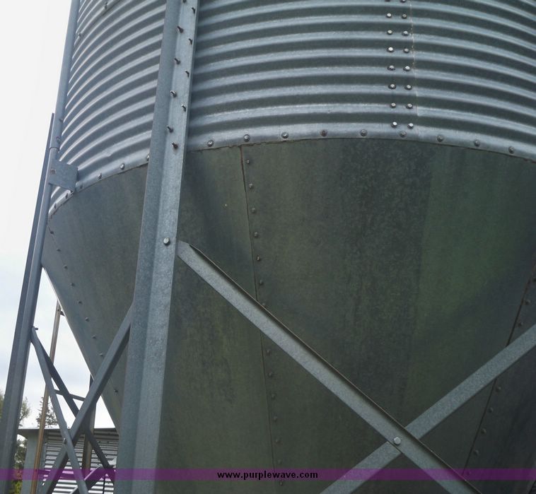 image for item 4279 600 bushel upright grain bin