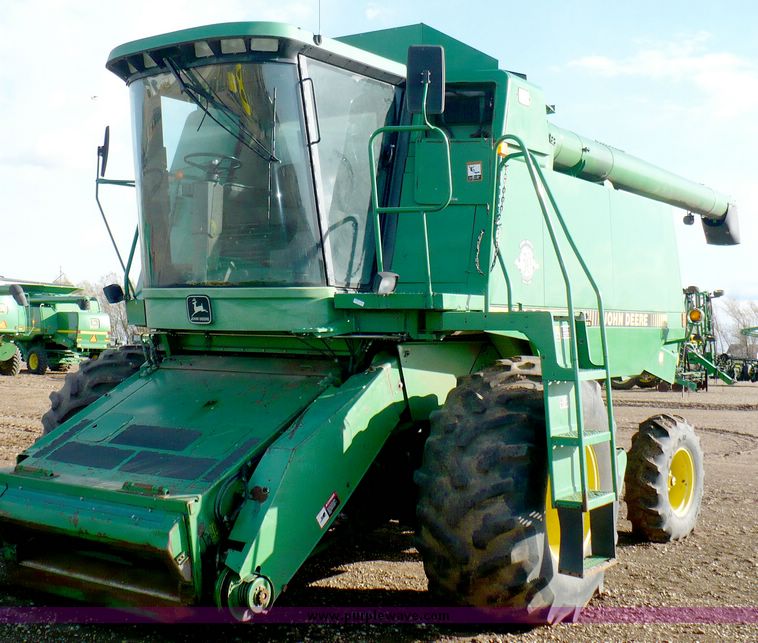 image for item 5590 1997 John Deere 9600 combine