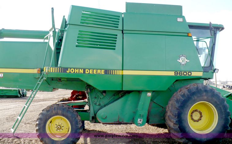 image for item 5590 1997 John Deere 9600 combine