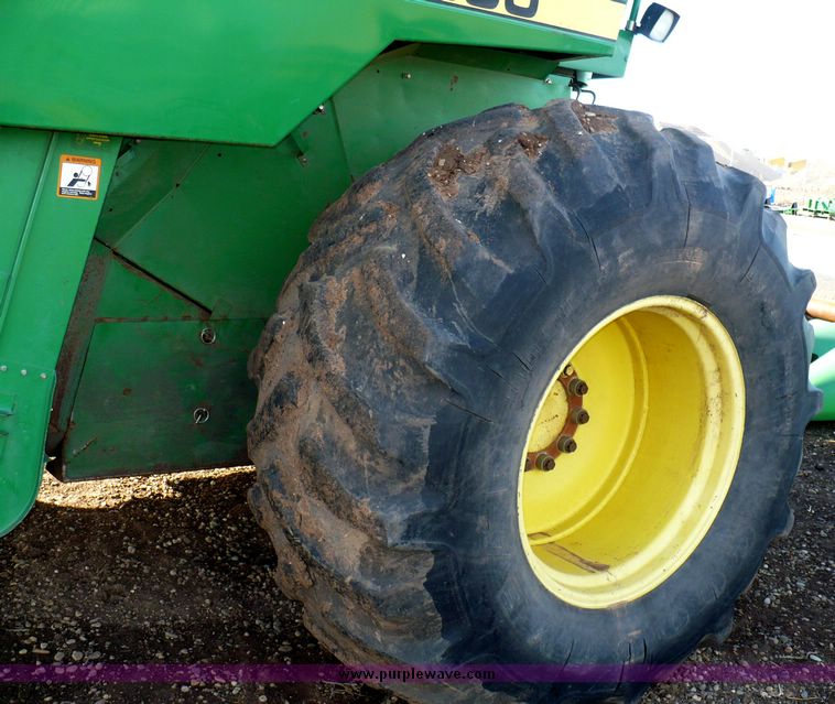 image for item 5590 1997 John Deere 9600 combine