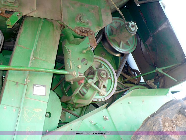image for item 5590 1997 John Deere 9600 combine