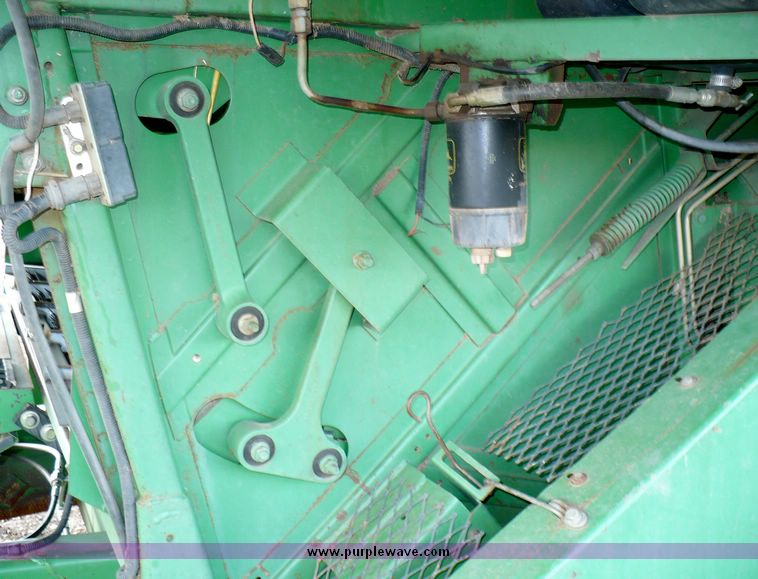 image for item 5590 1997 John Deere 9600 combine