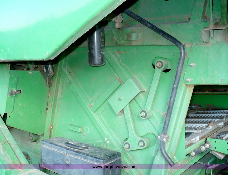 image for item 5590 1997 John Deere 9600 combine