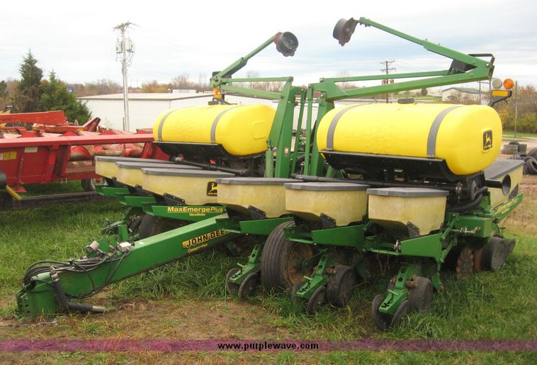 image for item 6401 1997 John Deere 1760 MaxEmerge Plus Conservation Flex Frame planter