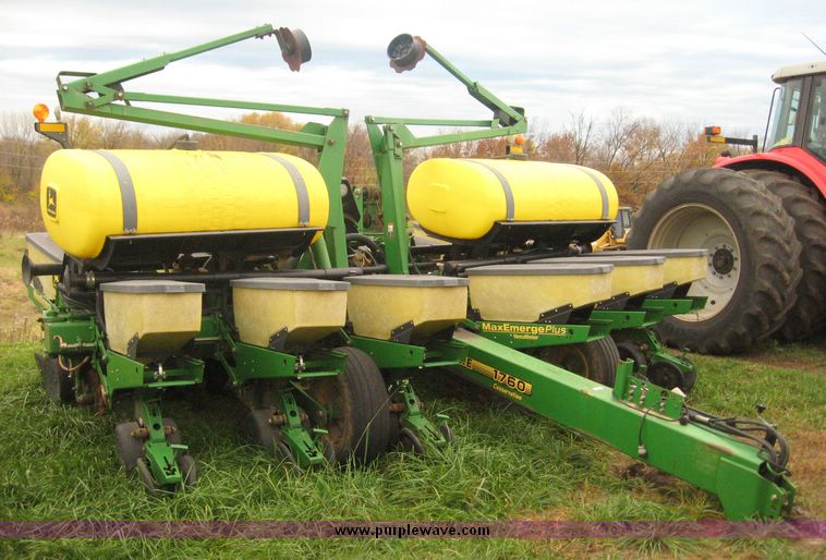 image for item 6401 1997 John Deere 1760 MaxEmerge Plus Conservation Flex Frame planter