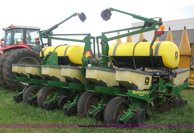 image for item 6401 1997 John Deere 1760 MaxEmerge Plus Conservation Flex Frame planter