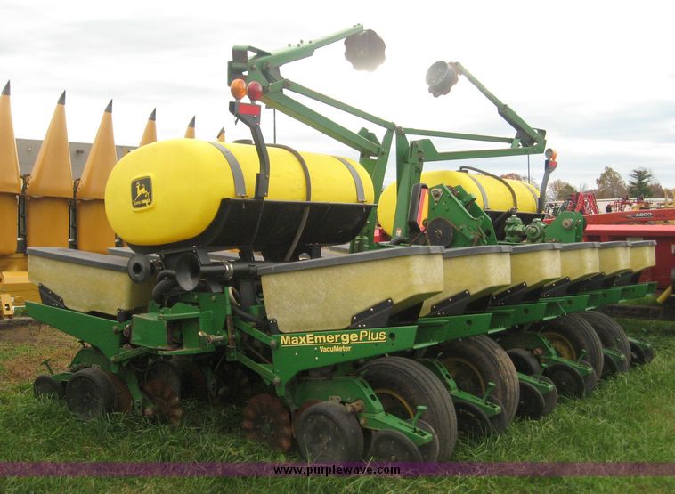image for item 6401 1997 John Deere 1760 MaxEmerge Plus Conservation Flex Frame planter