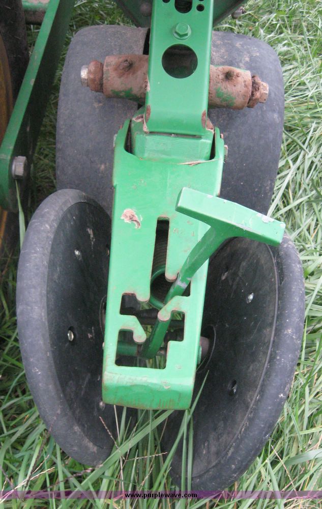 image for item 6401 1997 John Deere 1760 MaxEmerge Plus Conservation Flex Frame planter