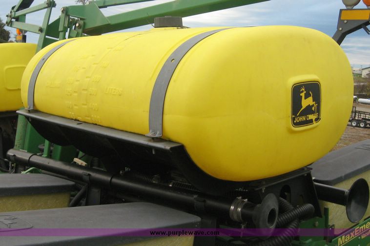 image for item 6401 1997 John Deere 1760 MaxEmerge Plus Conservation Flex Frame planter