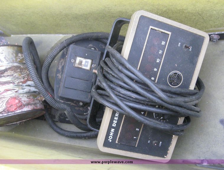 image for item 6401 1997 John Deere 1760 MaxEmerge Plus Conservation Flex Frame planter