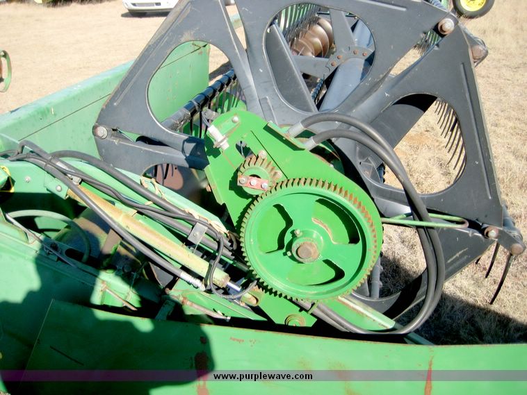 image for item 8001 1992 John Deere 925 flex head