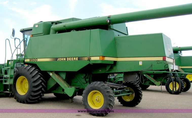 image for item 8002 1995 John Deere 9500 combine