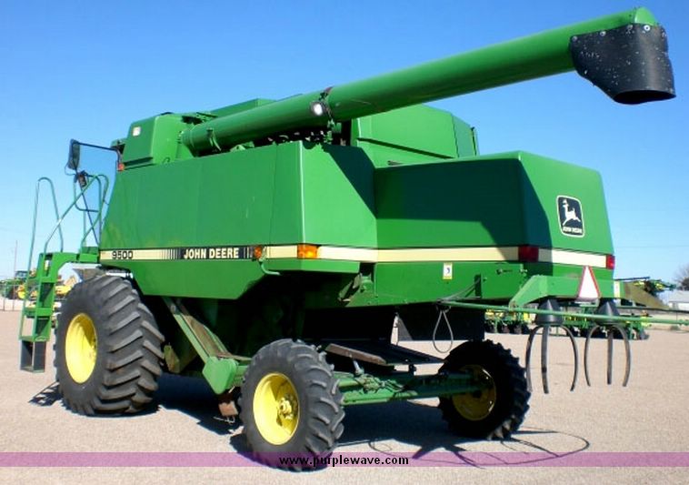image for item 8002 1995 John Deere 9500 combine