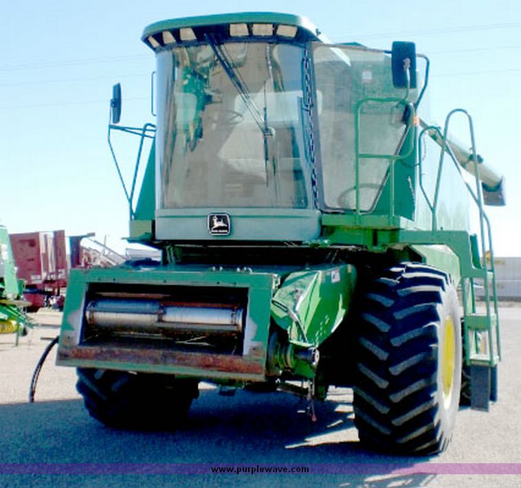 image for item 8002 1995 John Deere 9500 combine