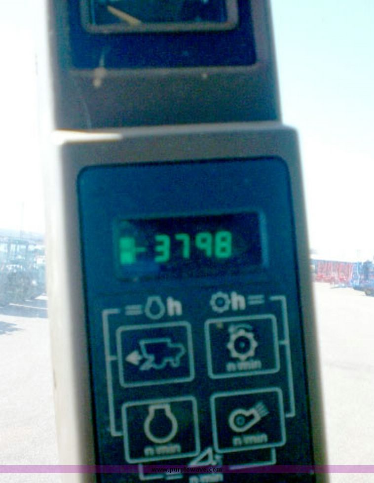 image for item 8002 1995 John Deere 9500 combine