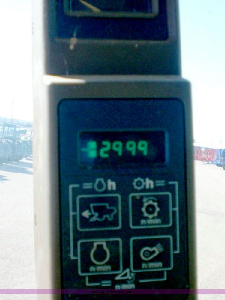 image for item 8002 1995 John Deere 9500 combine