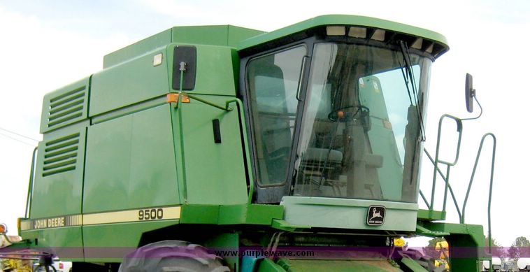 image for item 8002 1995 John Deere 9500 combine