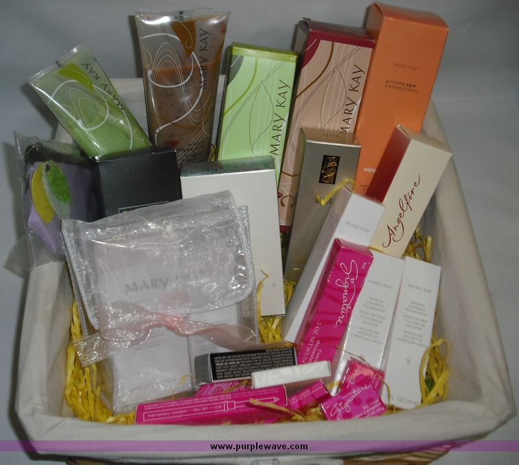 image for item 8852 Mary Kay gift basket