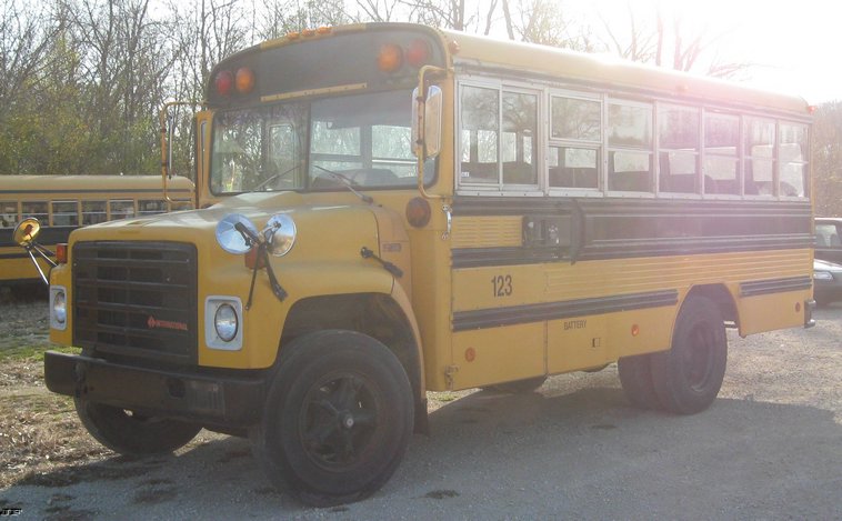 image for item 6524 1988 International 30 passenger school bus