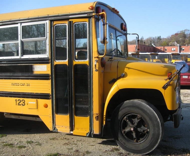 image for item 6524 1988 International 30 passenger school bus